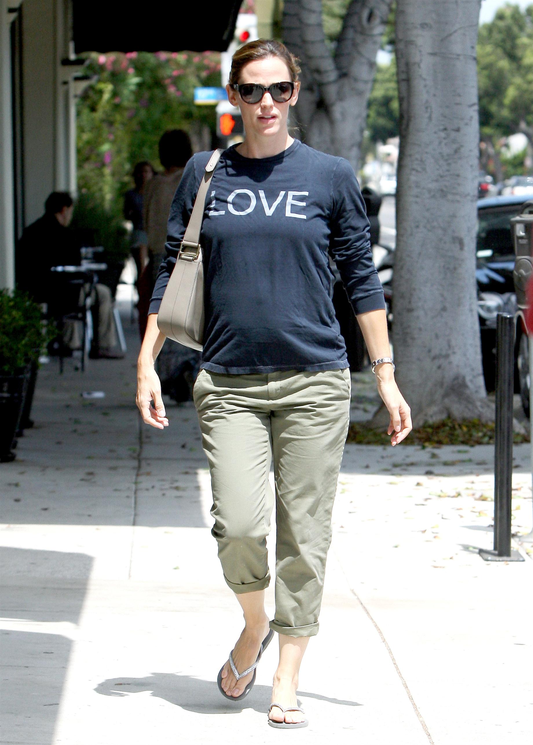 Jennifer Garner wearing a long sleeve t-shirt | Picture 65692